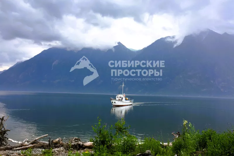 Катер на Телецком озере